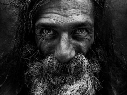 Un acertijo envuelto en un misterio dentro de un enigma: ¿por qué hay rostros nada proporcionados que nos parecen hermosos? (foto de Lee Jeffries)