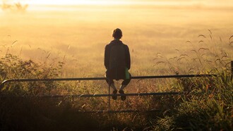 Mirando al horizonte sobre un paisaje manchego