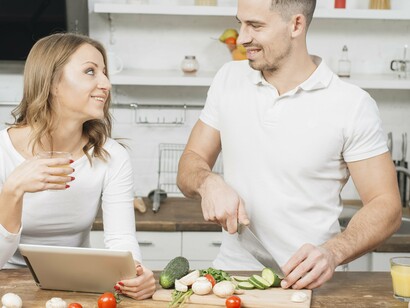 Casal prepara receita com ajuda de IA. Por mais que eu tenha um grande repertório de receitas, tem dias que a gente não quer nem perder tempo pensando nisso, né? É aí que a tecnologia pode ajudar