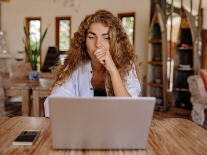 Donna intenta al lavoro al computer