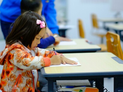 Educazione: passare da una società di adulti che cerca con la forza di “mettere dentro” i ragazzi delle informazioni, ad una invece che riconosce nei giovani il potenziale delle nuove possibilità, nuove opportunità, e li stimola a manifestarsi nelle proprie caratteristiche peculiari