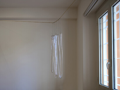 Kate Newby, "They sound like each other", 2015, campanelli a vento di vetro, 6 elementi, dimensioni variabili