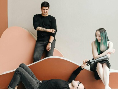 Jovens com mãos robóticas. Em tempos de diversidade no mercado de trabalho, as tecnologias assistivas são fundamentais para a inclusão de pessoas com deficiência. Em março de 2024, fui contratada para estagiar remotamente em uma empresa, porém o acesso ao escritório da empresa era por meio de escadas. Quando houve uma reunião de equipe presencialmente no escritório, não pude estar com eles



