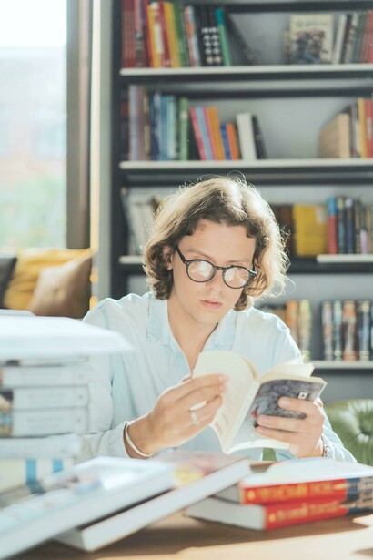 Estudante busca conhecimento em livros