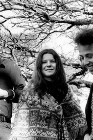 Janis Joplin (centro) con compañeros de banda The Big Brother and The Holding Company por Lisa Law, 1967, Museo Nacional de Historia Estadounidense, Washington D. C.