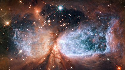 Una región compacta de formación estelar en la constelación Cygnus (El Cisne) capturada por el Hubble