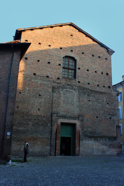 La chiesetta della Pomposa apre le sue porte fino a tarda sera, quasi ad invitare in questa oasi spirituale i passanti ed i curiosi 