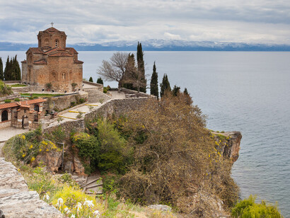 Tito dio a los macedonios una identidad, un proyecto común. Otorgó entidad al idioma de la república, un eslavo meridional, especie de mezcla entre el serbio y el búlgaro La iglesia de San Juan en la playa de Kaneo, del siglo XIII, en el acantilado sobre el lago Ohrid, 2014 en Macedonia del Norte