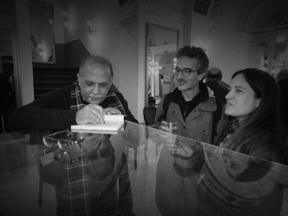 Patrizio Fiore firma una copia del libro "Una brava persona"