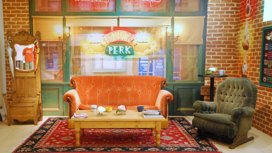 Cenário da série Friends. A maioria dessas séries fizeram parte da minha adolescência e assim como meus livros acabaram me moldando um pouco, acrescentando em meus sonhos o sonho da vida que queria para mim. Neste momento voltei a ver Gossip Girl, sem nenhuma razão aparente, uma vez ou outra acabo por me lembrar de uma forma saudosa do enredo, da época em que assisti e dos sentimentos que despertam em mim, por isso sigo maratonando um pouquinho a cada dia após o trabalho ou tarefas da vida adulta