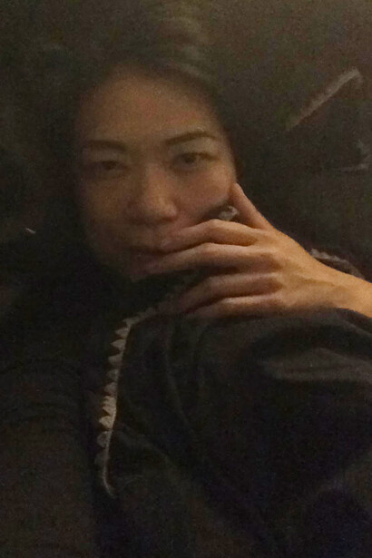 Jeune femme avec un serpent. Une voix mielleuse venue du tréfonds des eaux lui souffle à l’oreille "Puisque rien ne te retient, donne-toi à la Seine et ton cadenas aussi" © Kim Chi Pho