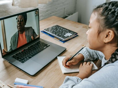 A pandemia da COVID-19, não só trouxe prejuízos alarmantes ao mundo e em particular a Moçambique, mas também criou reformas ao nível das instituições de ensino e demais. Uma dessas reformas, foi a massificação do uso de ambientes virtuais de aprendizagem. Como forma de garantir a ocorrência plena das aulas