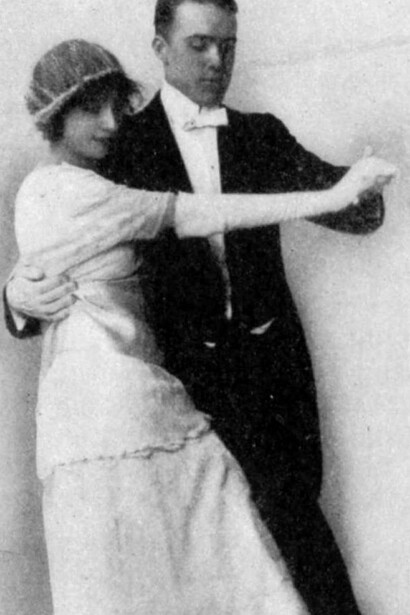 los giros que se describen al bailar el vals son notables