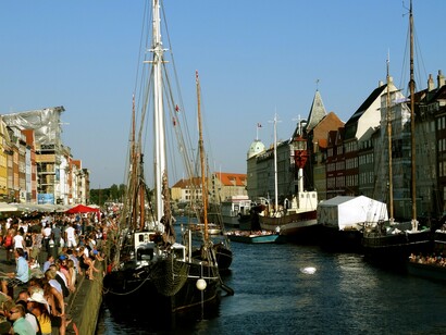 Quizás es la falta de violencia la que crea la posibilidad de describir la misma violencia como un objeto misterioso, que atrae, provoca rechazos y suscita ocultos deseos