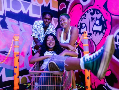 Da mesma forma, movimentos culturais urbanos — como o hip-hop, o grafite ou as batalhas de slam — demonstram como expressões nascidas das periferias podem se transformar em potentes agentes de transformação social