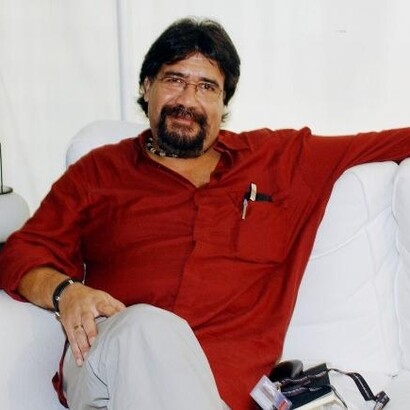 Luis Sepúlveda ci ha mostrato che, anche nelle circostanze più avverse, l’amore e la poesia possono sopravvivere