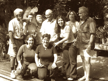 Carlos Bordón, al centro, rodeado de familiares y amigos celebrando su 90 cumpleaños en 2001. Foto: Giovanni Rivalta