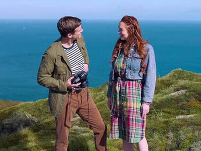 Lindsay Lohan y Ed Speleers en Sueño irlandés (2024). El contrato de la actriz con Netflix permitió su vuelta triunfal al cine