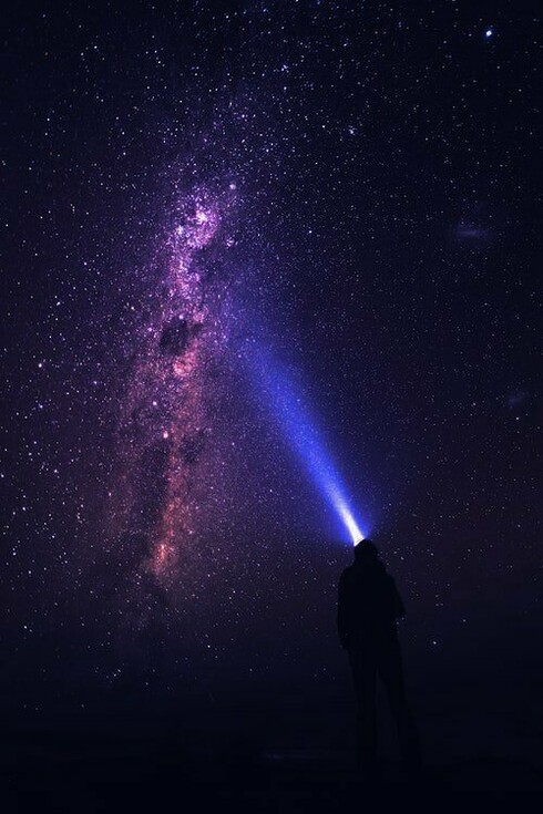 Non c’è niente di più raro della tua vita nell’universo. Dove c’è la vita c’è la morte, si diceva. Un giorno, un anno, un secolo: sei lo stesso tempo