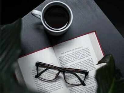 In der Erwartung, nach einem Kaffee weiterzulesen. Ein Buch, das eine Eintrittskarte für das Reisen in die ganze Welt ist