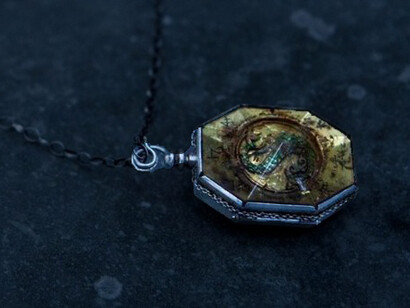 Slytherin's locket. A Slytherin family heirloom, this golden locket was first owned by Salazar Slytherin and eventually came into the possession of the Gaunt family