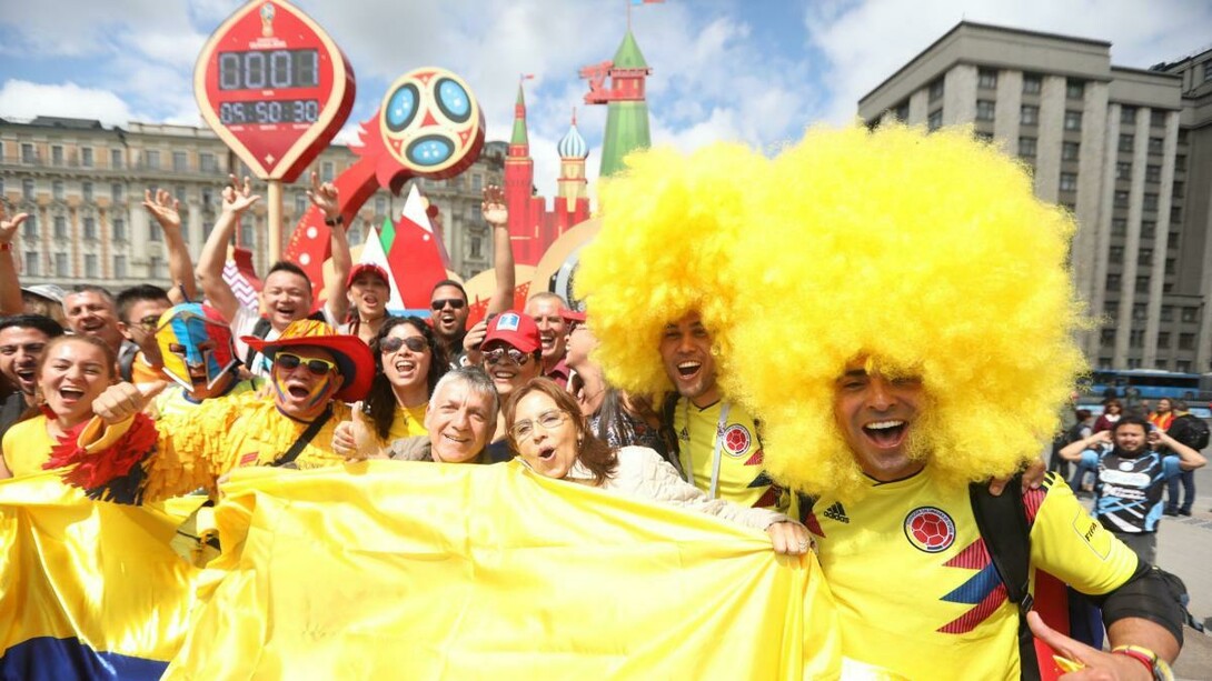 Hinchas colombianos apoyando a su selección durante la Copa Mundial de Futbol de 2018, Rusia