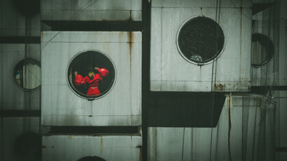 La Nakagin Capsule Tower en la ciudad de Tokio, Japón
