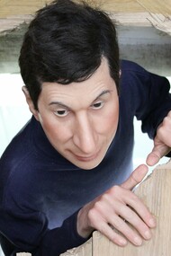 Esta escultura em tamanho real é um autorretrato. O artista olha para cima através de um buraco no chão. O cômodo abaixo parece ser um depósito, mas na verdade é o vestiário dos funcionários. Aqui Cattelan faz um jogo convincente com a realidade e a imitação, minando as expectativas do espectador