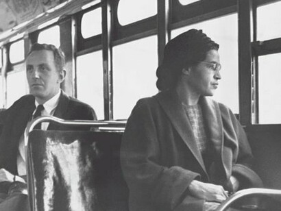 Rosa Parks, que fez história quando se recusou a ceder seu assento no ônibus a um homem branco no Alabama, Estados Unidos, 1955. Ao aprender sobre eventos históricos, a juventude consegue contextualizar questões políticas atuais, entendendo como as decisões do passado influenciam o presente