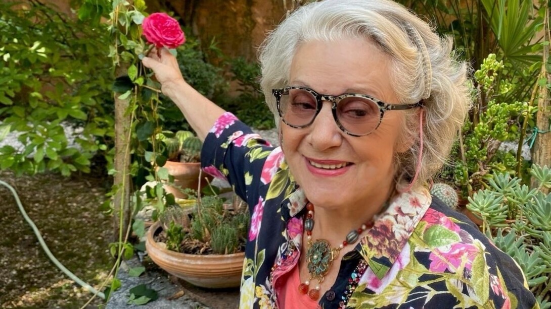 Antonia Arslan con rosa armena antica