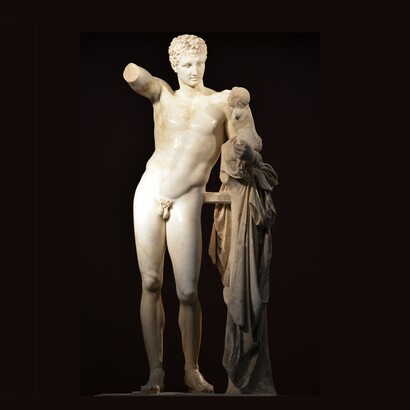 Prassitele, Hermes con Dioniso, databile al 350-330 a.C. circa. Museo archeologico di Olimpia, Grecia