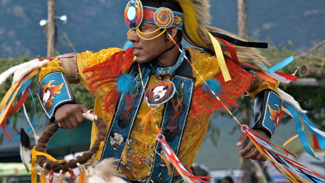Miembro de una tribu nativa norteamericana durante la celebración del Pow Wow