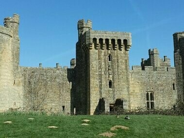 Ruínas de castelo medieval. O mundo durante a idade média era mais pobre e possuía menos conhecimento científico do que o império romano, portanto essa visão decadentista da história fazia sentido com a realidade material. Durante toda a era cristã, os fiéis acreditavam que o fim estava próximo, muitos argumentaram que Jesus voltaria no ano 1000, curiosamente, o mesmo temor também se desenrolou no milênio seguinte, no ano 2000. Essa mentalidade começou a mudar no final da idade média por fatores religiosos, científicos e sociais