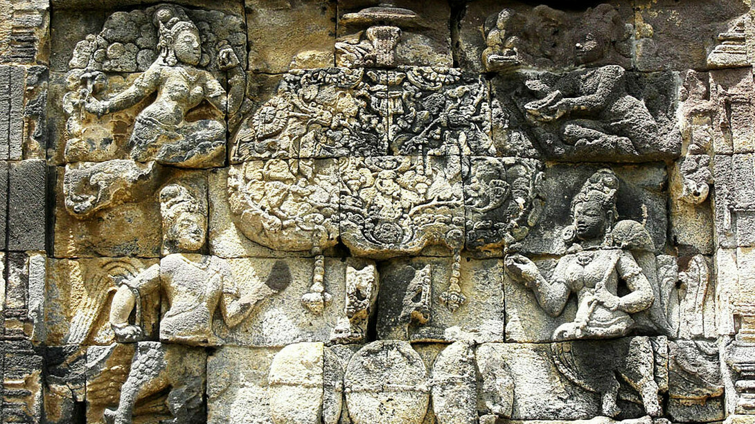 Kalpa Taru, l'albero divino della vita sorvegliato da creature mitiche nel tempio Buddista di Pawon in Java, Indonesia