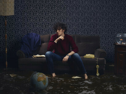 Michele Bravi holds his audience’s hand to help them in an orientation they are not used to: the absence of light, photo Roberto Chierici
