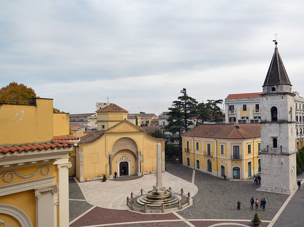 Il complesso monumentale di Santa Sofia si affaccia sull'omonima piazza a Benevento, presso corso Garibaldi; comprende la chiesa, una delle più importanti della Langobardia Minor giunte fino ai giorni nostri. Benevento, Italia