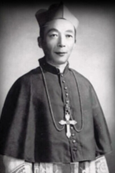 Thomas Tien Ken-sin, cardinale di Santa Romana Chiesa. Papa Pio XII lo elevò al rango di cardinale nel concistoro del 18 febbraio 1946, il che fa di Ken-Sin il primo porporato nato in Cina