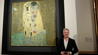 Mario Bogisch vor dem „Kuss“ im Oberen Belvedere, Wien, Foto: Katarina Budimaier 