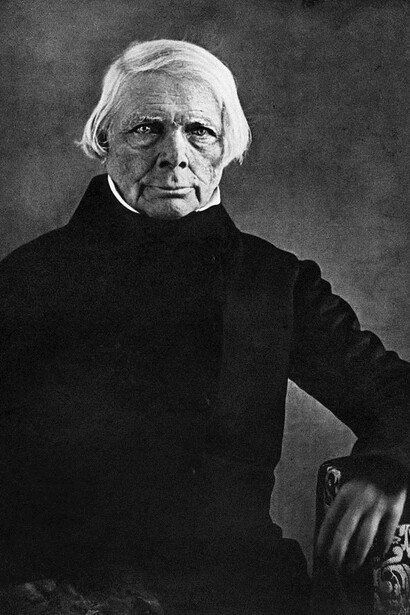 Nadie elevó al arte hasta un lugar tan elevado como Schelling (1775-1854), quien le confía incluso la reconciliación final de todas las contradicciones que cuartean la existencia