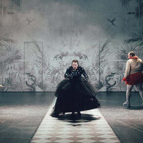 Bunbury. Ernst sein is everything! Courtesy of the Deutsches Theater