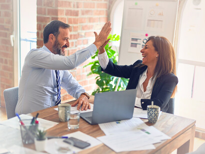 Cuando accedemos a este conocimiento y empezamos a cuestionarnos estos pensamientos superficiales sobre «una vida significativa» y «vivir al máximo» nos damos cuenta de que todo es más simple