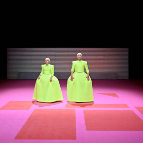 Der geflügelte Froschgott. Mit freundlicher genehmigung des Deutschen Theaters