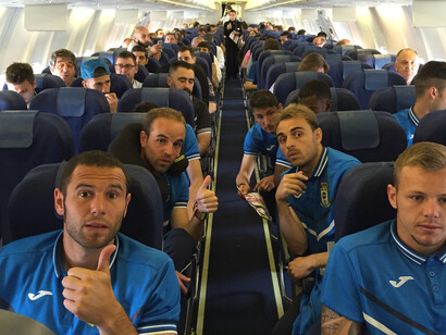 La plantilla del Oviedo en el viaje hacia el ascenso