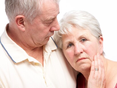 Un hombre abraza a su mujer con Alzheimer