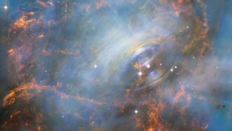 Mentre molte altre immagini della famosa Nebulosa del Granchio si sono concentrate sui filamenti nella parte esterna della nebulosa, questa immagine mostra il cuore stesso della Nebulosa del Granchio, compresa la stella di neutroni centrale — che è la più a destra delle due stelle luminose vicine al centro di questa immagine. Il rapido movimento del materiale più vicino alla stella centrale è rivelato dal delicato arcobaleno di colori presente in questa immagine realizzata con la tecnica del time-lapse; l’effetto arcobaleno è dovuto al movimento del materiale nel lasso di tempo che intercorre tra una foto e l’altra. Fonte NASA, ESA