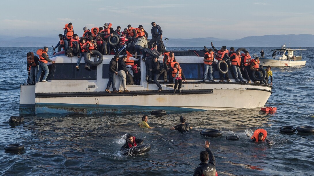 Una barca piena di migranti dall'Iraq e dal Pakistan attracca presso un porto italiano, 2016