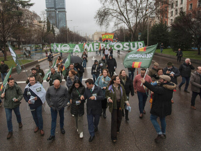 Des agriculteurs et militants rassemblés à Madrid protestent contre l’accord UE-Mercosur, au cœur d’un débat entre ouverture commerciale et protection des standards européens