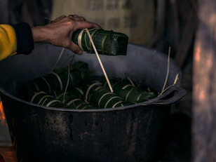 Bariva parcels gently immersed in boiling water, where the blend of banana and sago simmers to perfection, infusing the dish with the essence of tradition and community spirit