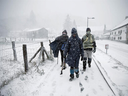 Españoles caminando bajo el temporal de nieve que azotó la Península Ibérica