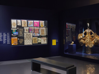Au fil de l'or. El arte de vestir de oriente al sol naciente, vista de exhibición. Cortesía del Musée du Quai Branly